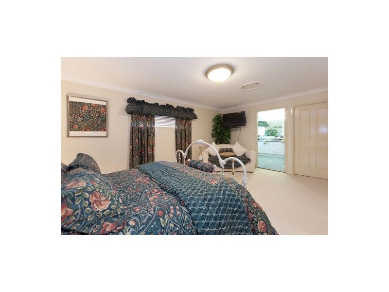 60 Golden Oak Cr, Carindale QLD 4152