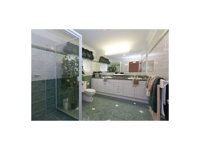 60 Golden Oak Cr, Carindale QLD 4152