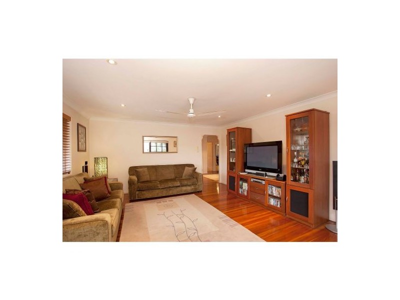 16 Flynn Street, Holland Park West QLD 4121