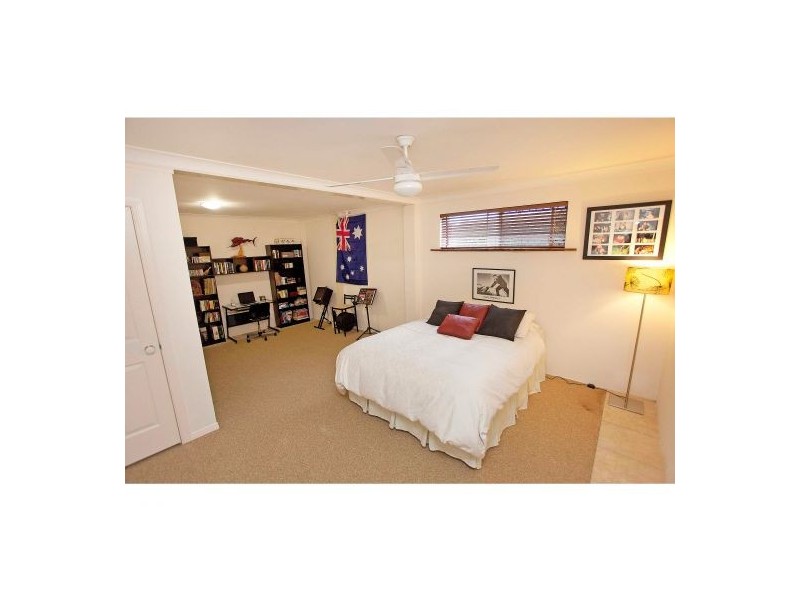 16 Flynn Street, Holland Park West QLD 4121