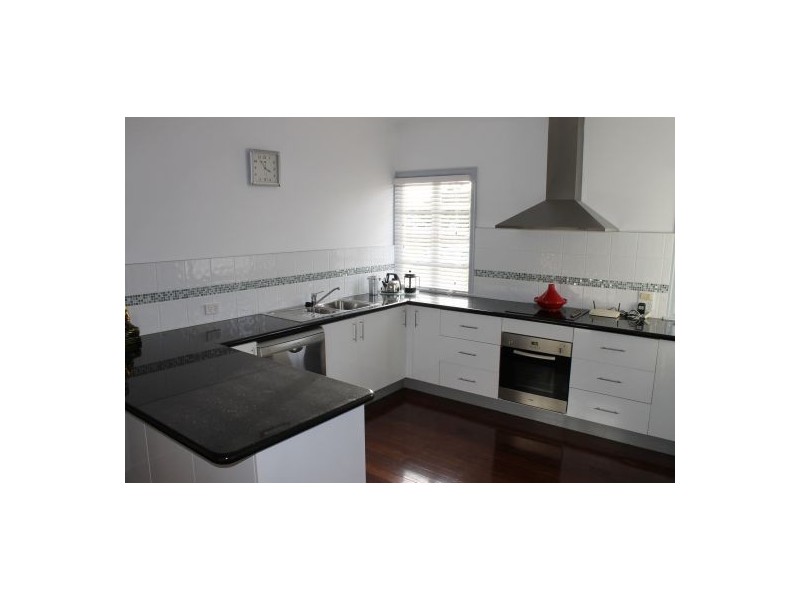 1 Binya Street, Holland Park QLD 4121