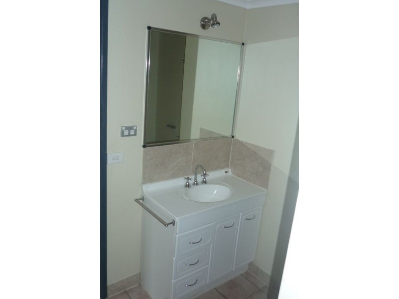 8b Brinawa Street, Camp Hill QLD 4152