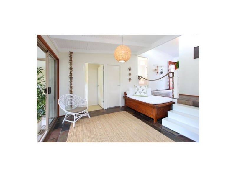 4 Craigmoor Street, Holland Park QLD 4121