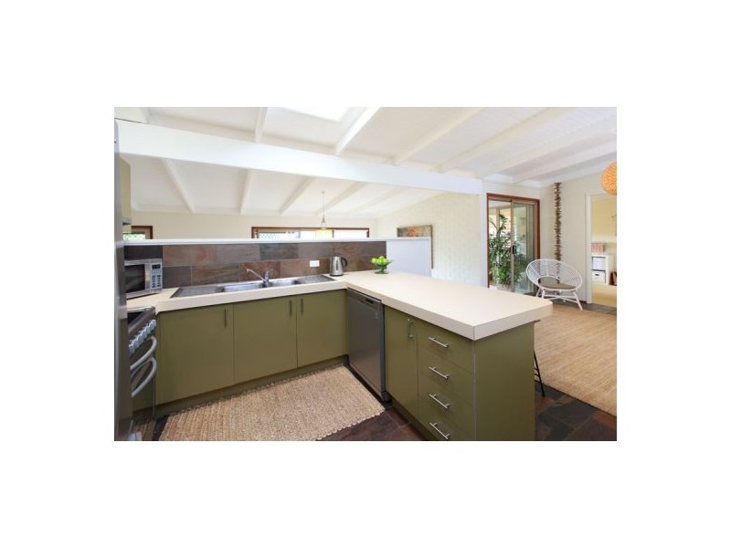 4 Craigmoor Street, Holland Park QLD 4121