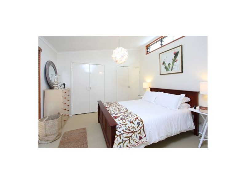 4 Craigmoor Street, Holland Park QLD 4121