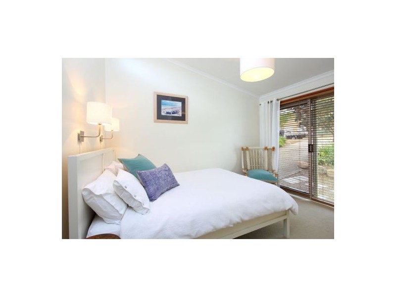 4 Craigmoor Street, Holland Park QLD 4121