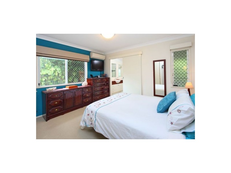 4 Stella Street, Holland Park QLD 4121