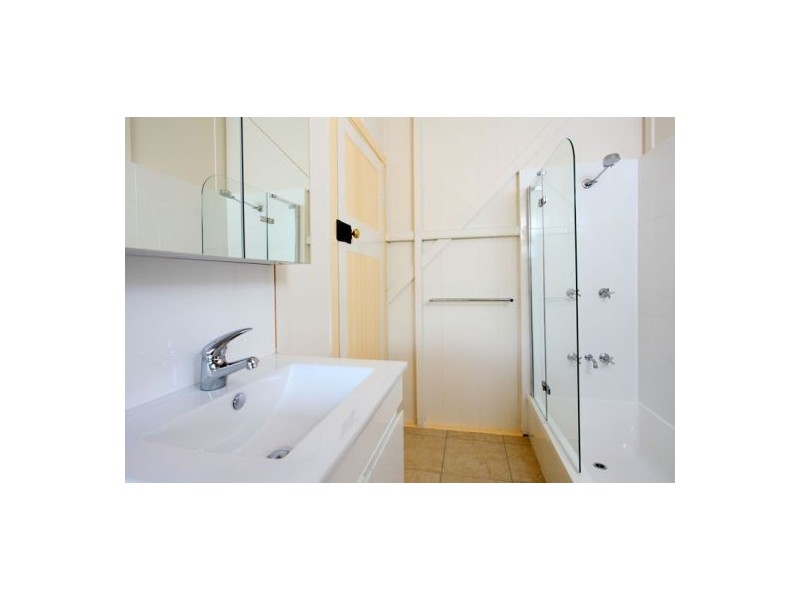 18 Macrossan Avenue, Norman Park QLD 4170