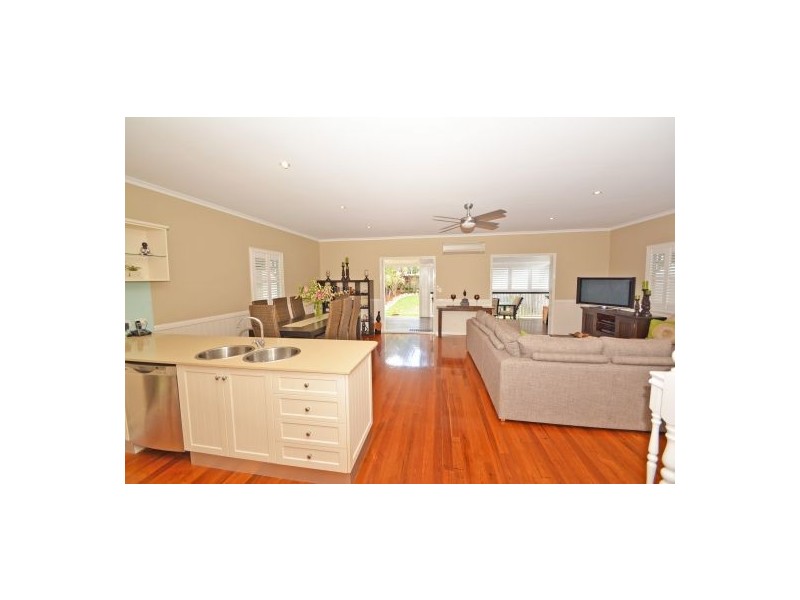 67a Raven Street, Camp Hill QLD 4152