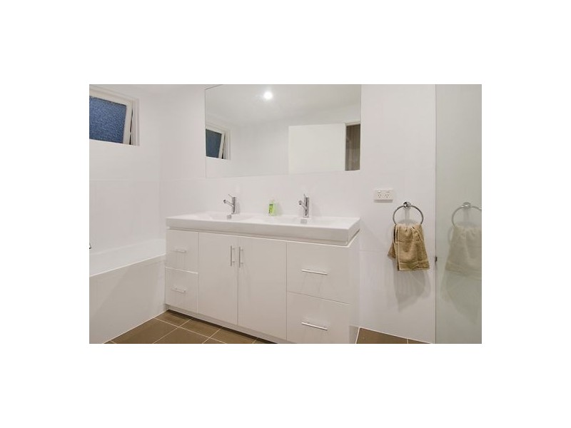 142 Simpsons Rd, Bardon QLD 4065