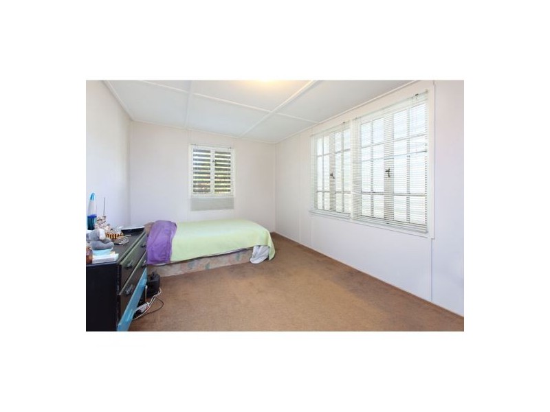 9 Woodford Street, Holland Park West QLD 4121