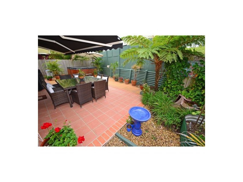 17 Estate Place, Holland Park West QLD 4121