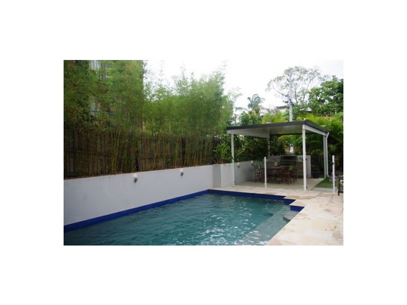 11 School Street, Norman Park QLD 4170