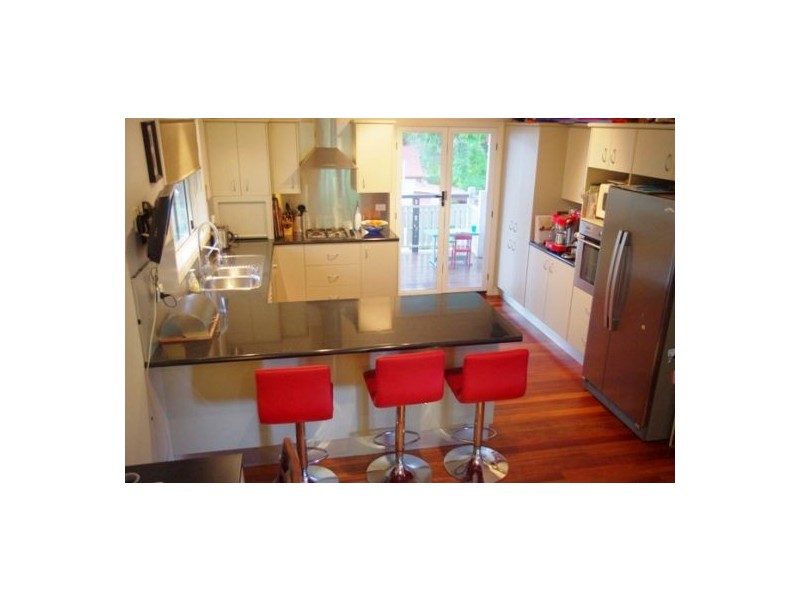 11 School Street, Norman Park QLD 4170