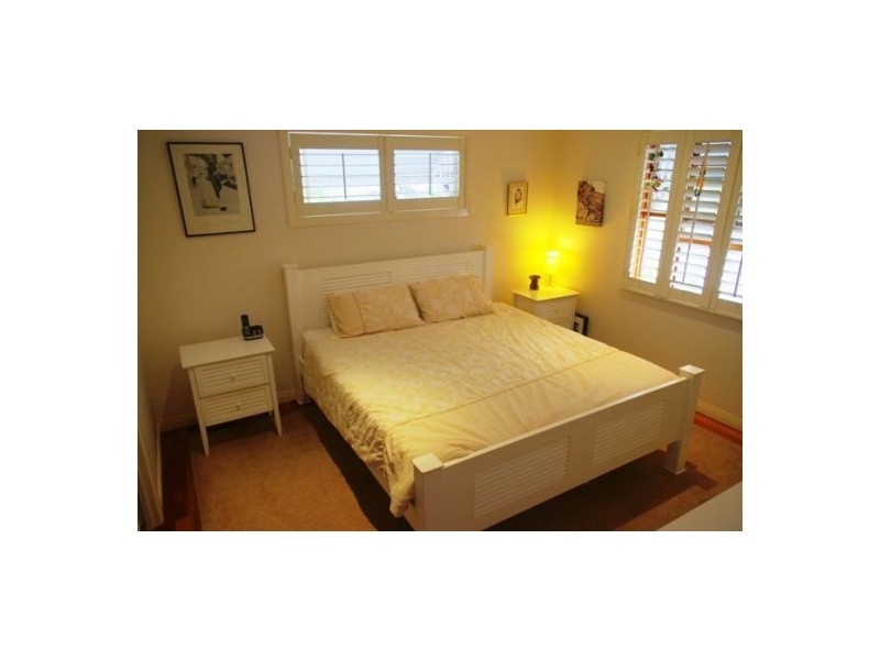 11 School Street, Norman Park QLD 4170