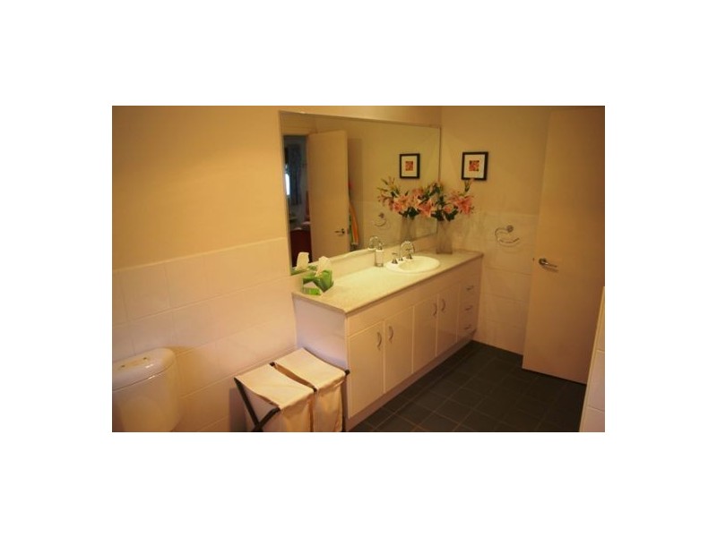 11 School Street, Norman Park QLD 4170