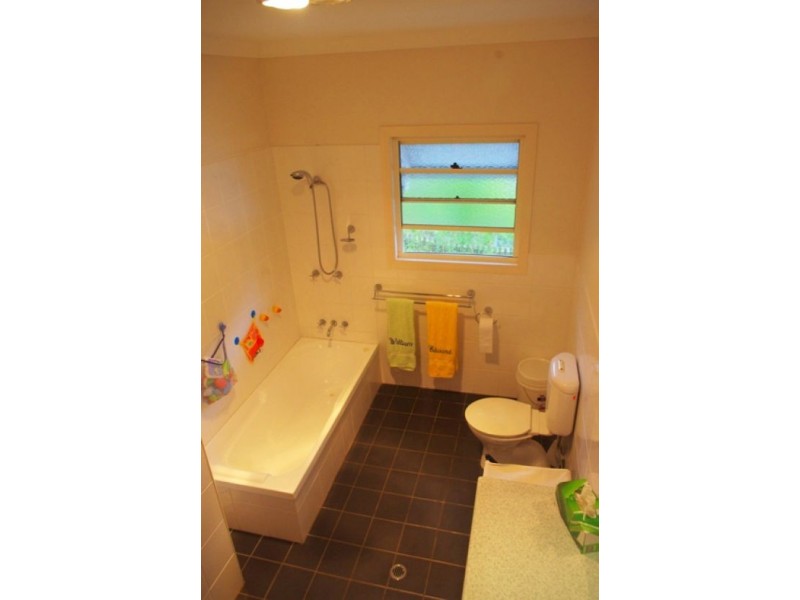 11 School Street, Norman Park QLD 4170