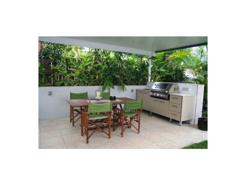 11 School Street, Norman Park QLD 4170