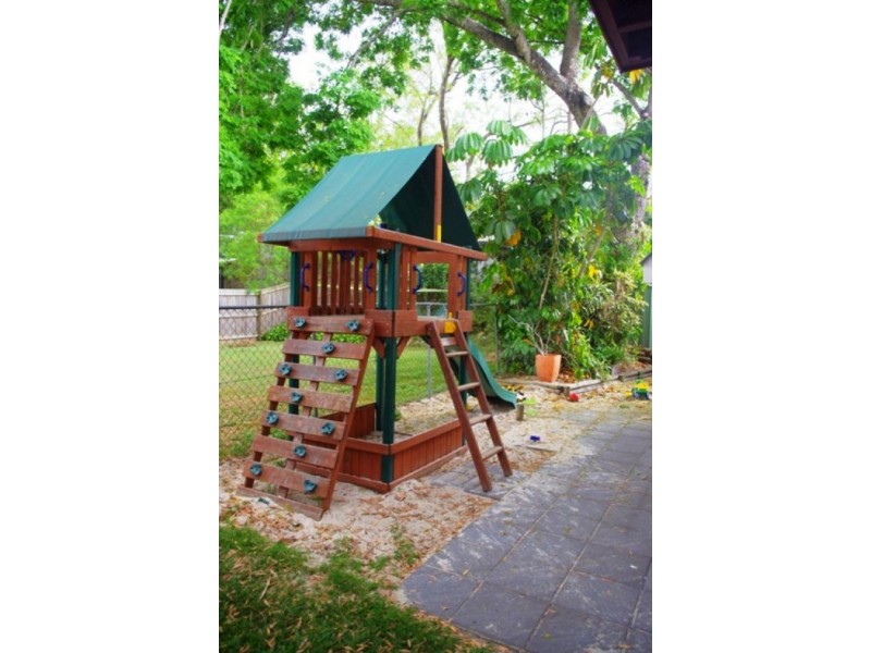 11 School Street, Norman Park QLD 4170