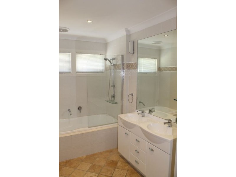 8 Casmaria Street, Mansfield QLD 4122