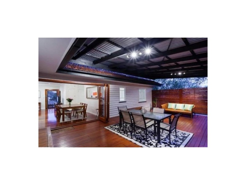 27 Iris St, Holland Park West QLD 4121