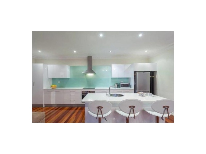 27 Iris St, Holland Park West QLD 4121