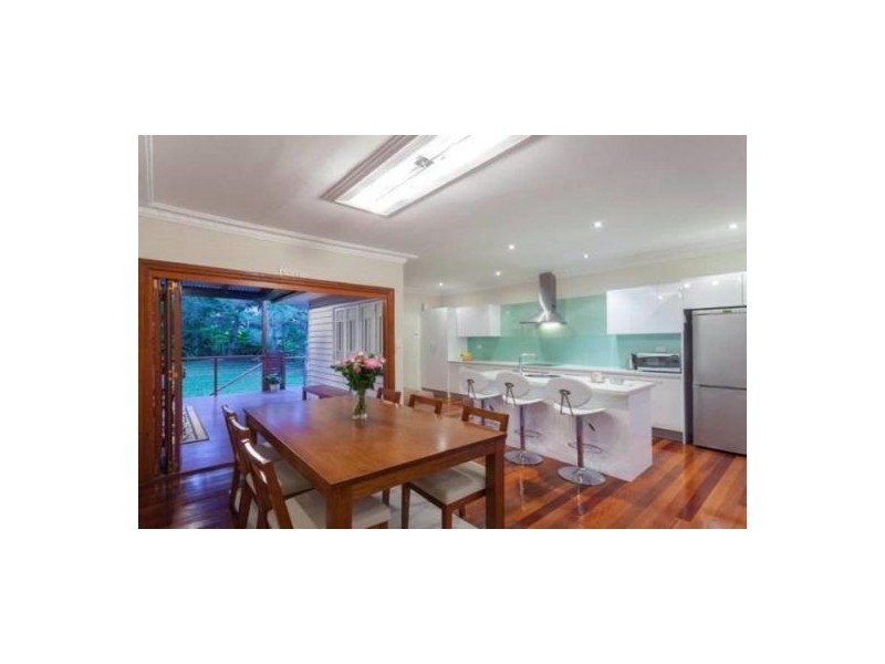 27 Iris St, Holland Park West QLD 4121