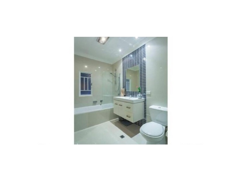 27 Iris St, Holland Park West QLD 4121