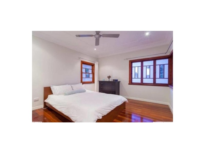 27 Iris St, Holland Park West QLD 4121
