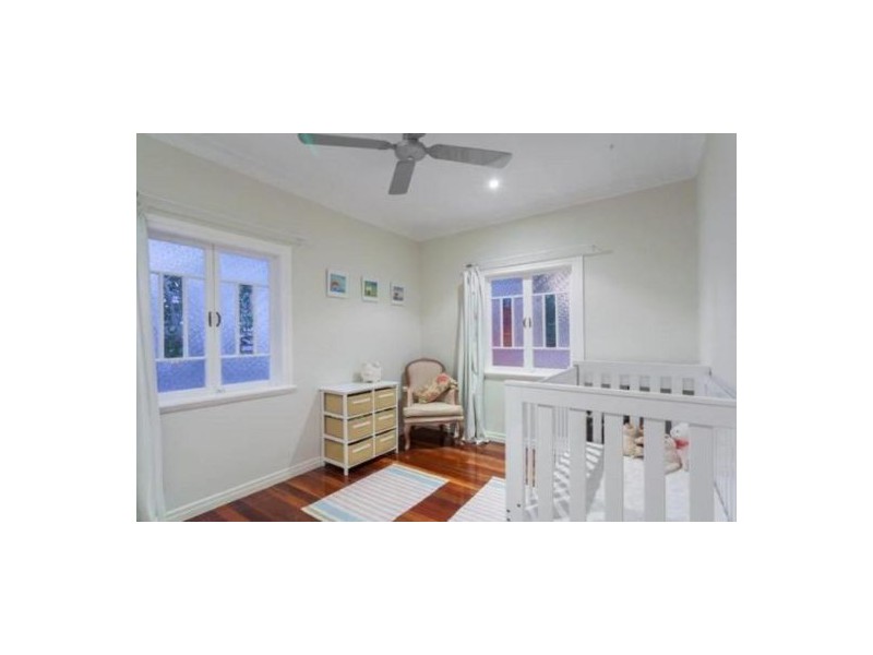 27 Iris St, Holland Park West QLD 4121