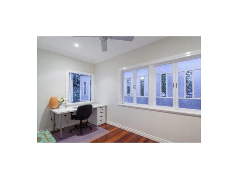 27 Iris St, Holland Park West QLD 4121