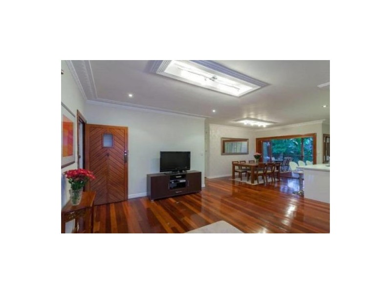 27 Iris St, Holland Park West QLD 4121