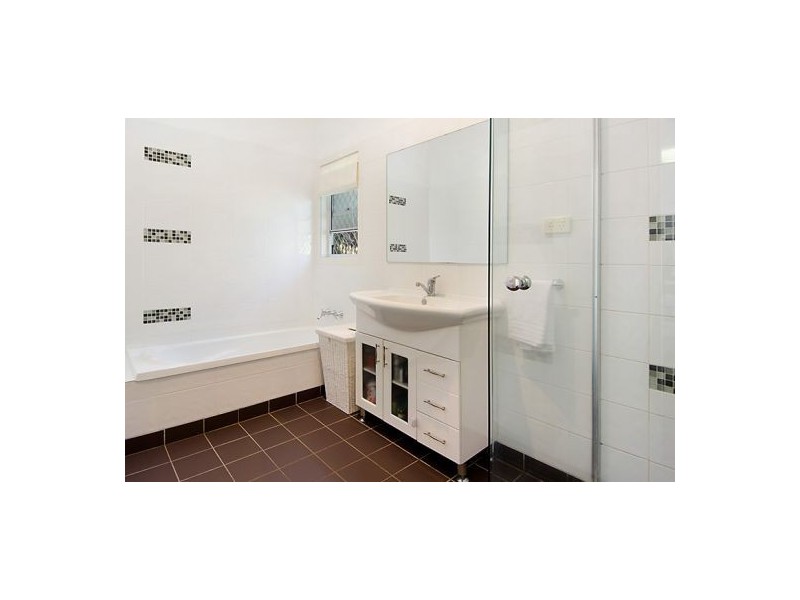 18 Trundle St, Coorparoo QLD 4151