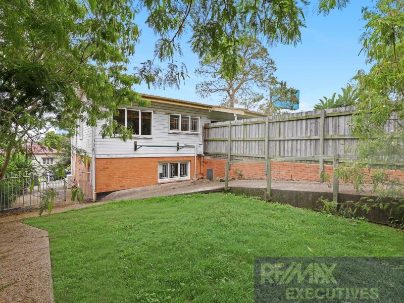 8b Brinawa Street, Camp Hill QLD 4152