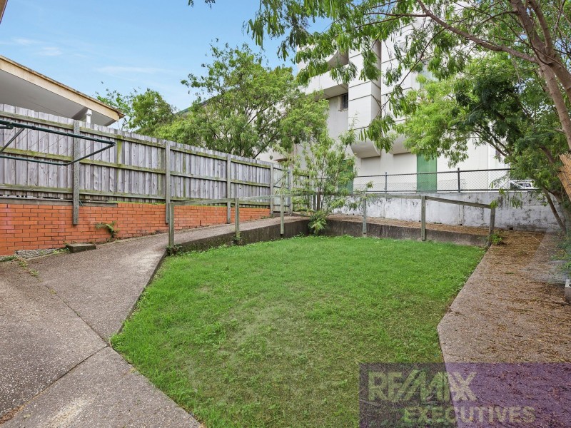 8b Brinawa Street, Camp Hill QLD 4152