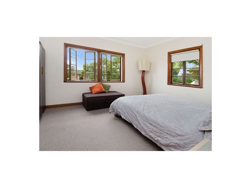 1 Iris St, Holland Park West QLD 4121