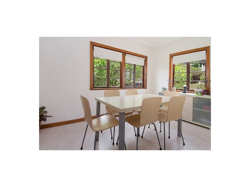 1 Iris St, Holland Park West QLD 4121