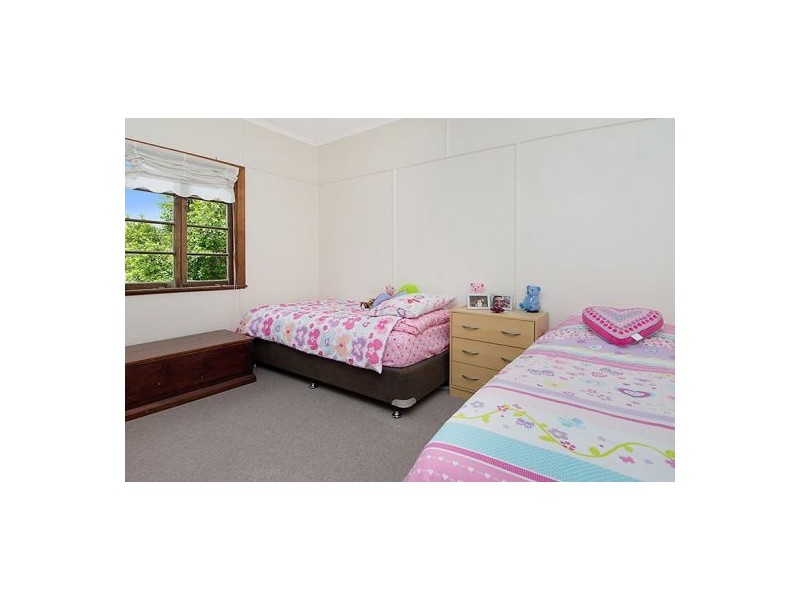 1 Iris St, Holland Park West QLD 4121