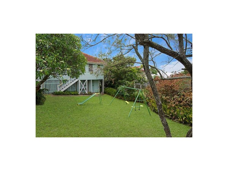 1 Iris St, Holland Park West QLD 4121