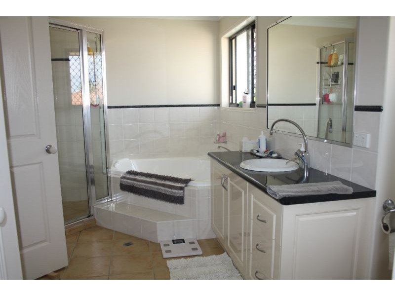 6 Bamsey Court, Avenell Heights QLD 4670