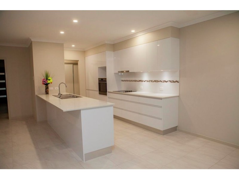 7 Kingfisher Drive, Oakhurst QLD 4650