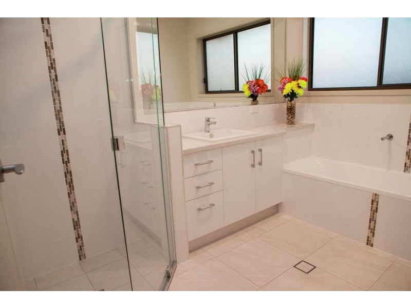 7 Kingfisher Drive, Oakhurst QLD 4650