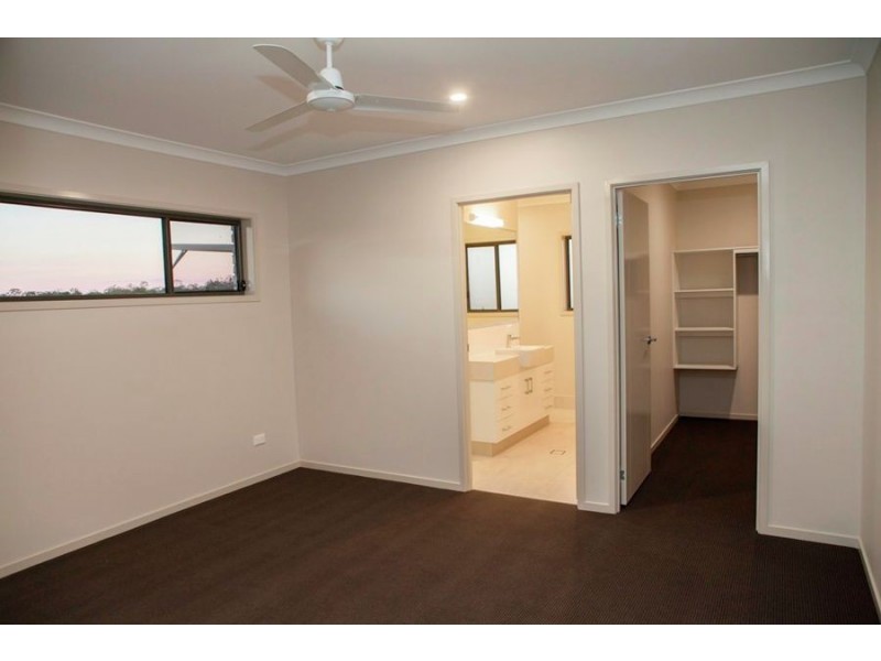 7 Kingfisher Drive, Oakhurst QLD 4650