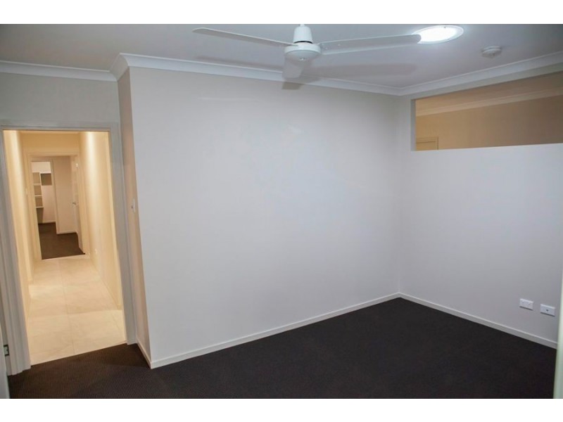 7 Kingfisher Drive, Oakhurst QLD 4650