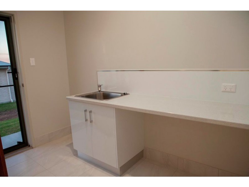 7 Kingfisher Drive, Oakhurst QLD 4650