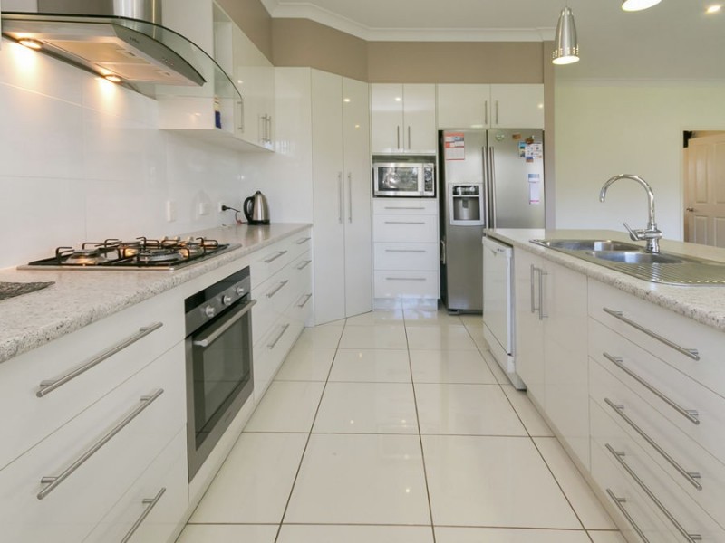 106 Woocoo Drive, Oakhurst QLD 4650