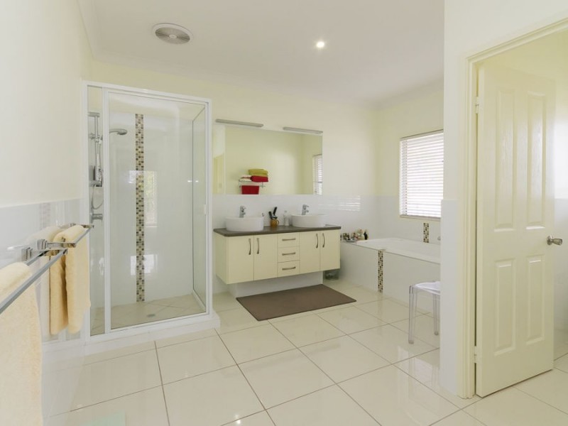 106 Woocoo Drive, Oakhurst QLD 4650