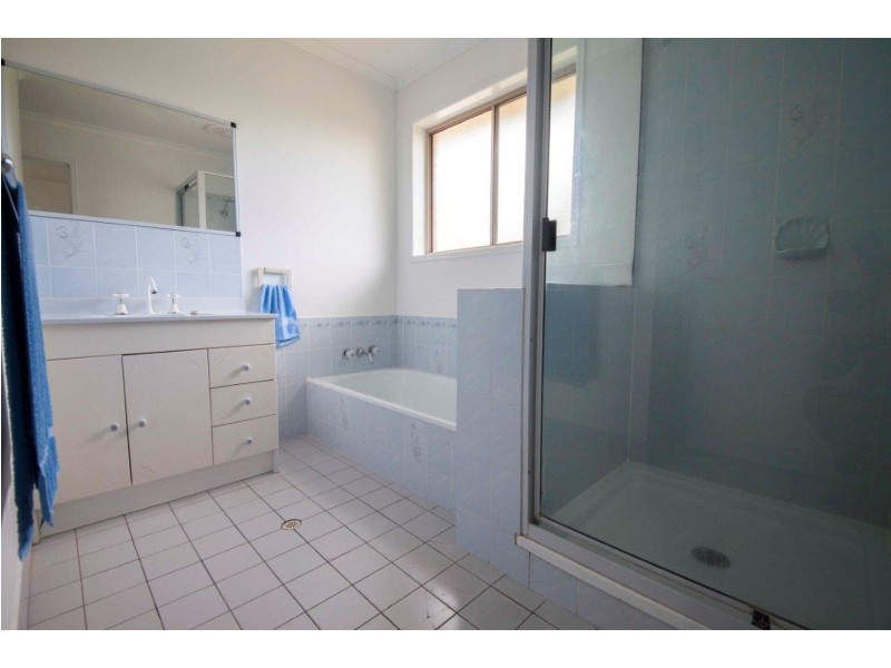 123 Cambridge Street, Granville QLD 4650