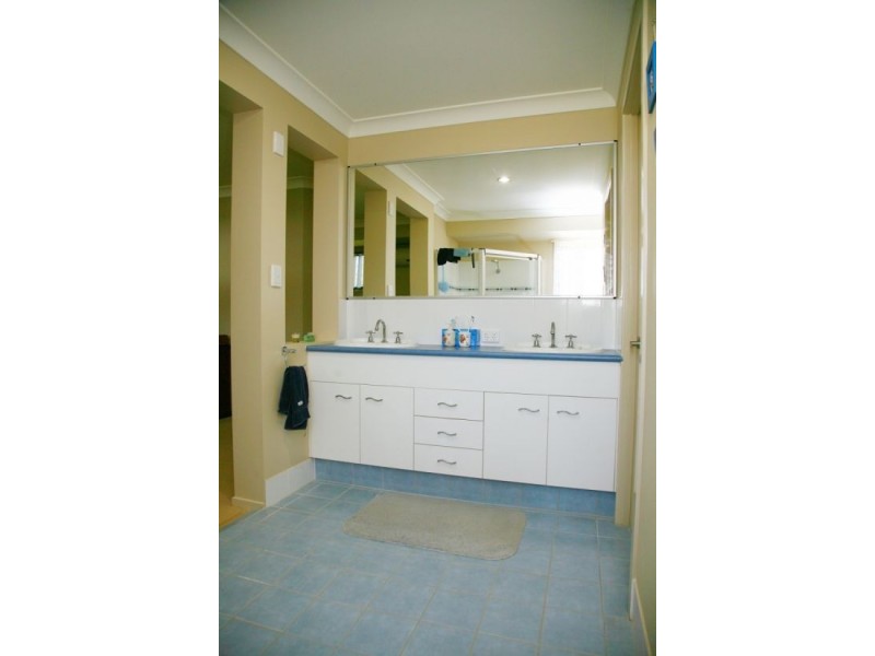 69 Loretto Drive, Oakhurst QLD 4650