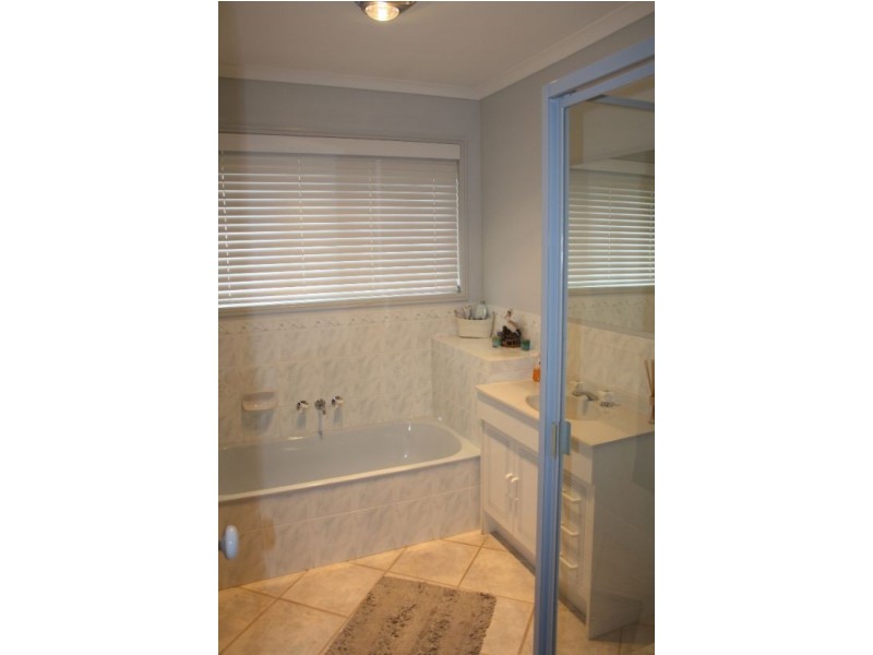 188 Woocoo Drive, Oakhurst QLD 4650